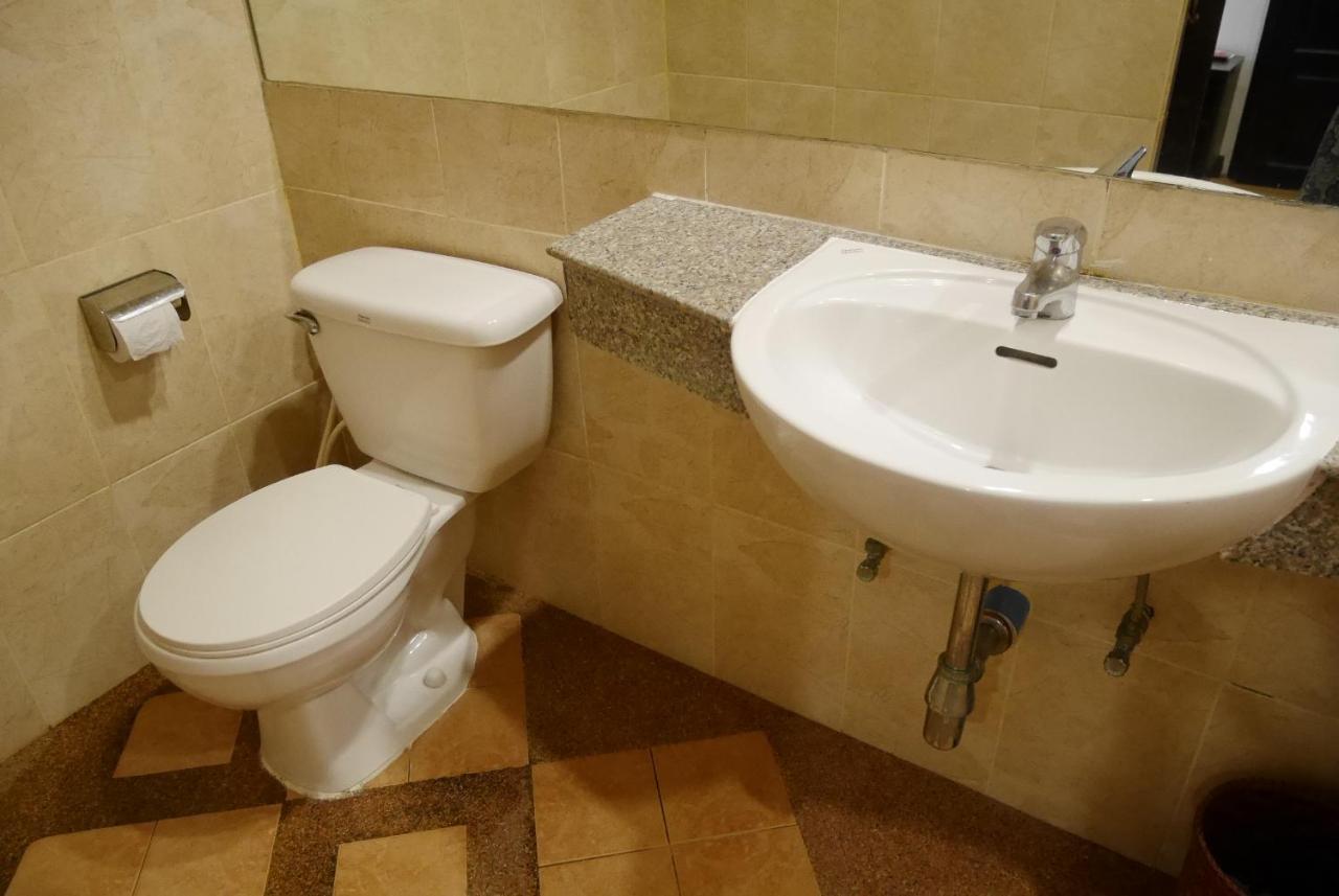 Roma Hotel Khon Kaen Bagian luar foto